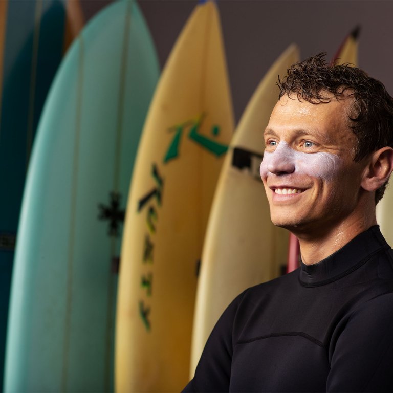 ADRIEN-BLANOT-SURFER_2560px.jpg