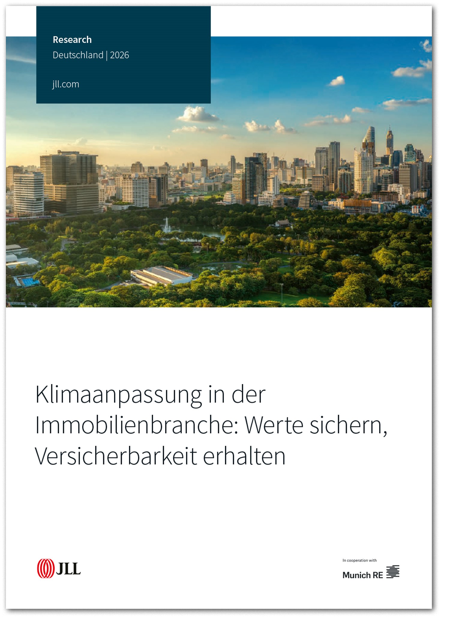 Stadtansicht mit Hochhäusern und Parklandschaft, Titel über Klimaanpassung in der Immobilienbranche.